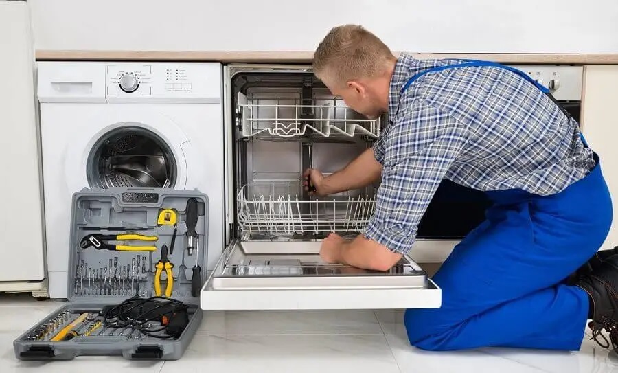 Selçuk Smeg servisi teknisyen ekibi beyaz eşya tamiri yaparken